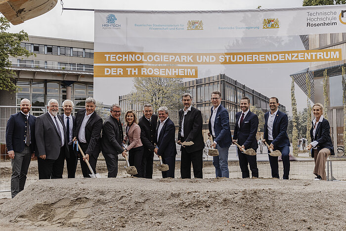 Das Bild zeigt eine Gruppe von Personen beim offiziellen Spatenstich für den Technologiepark und das Studierendenzentrum.