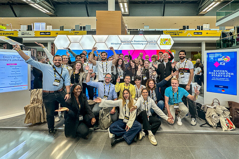 Gruppenfoto Bits&Pretzels 2025 am Gründerland Bayern Stand