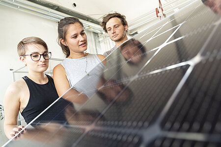 Eine Gruppe EGT- Student*innen lernen Solartechnik anhand  einer Photovoltaikzelle  verstehen