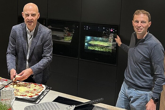 Das Bild zeigt Professor Dr. Peter Zentgraf und Dr. Johannes Eben.
