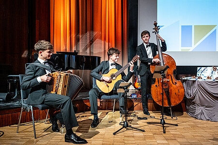 Das Bild zeigt die Band "34u" beim Festakt im KuKo Rosenheim.