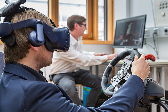 Student der Informatik bei Fahrsimulation mit VR-Brille