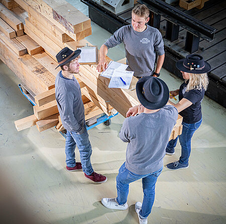 Vier Studenten besprechen sich.