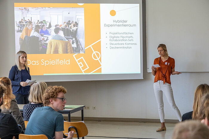 Das Bild zeigt Stefanie Neumaier und Anja Schmiedt bei einer Präsentation an der TH Nürnberg.