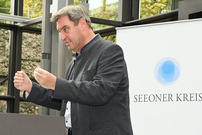 Das Bild zeigt Ministerpräsident Markus Söder beim Wirtschaftsforum 2023 in Thansau.