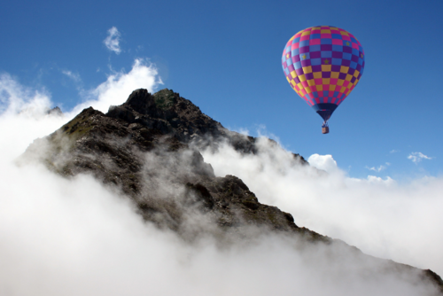 Heißluftballon vor Bergpanorama