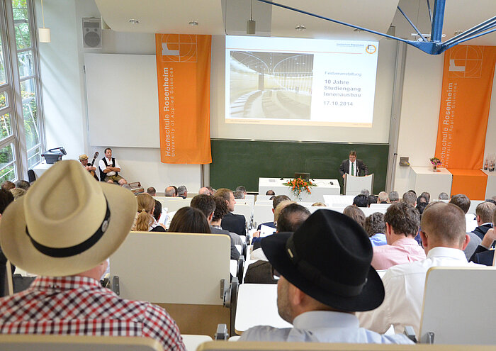 10 Jahre IAB - Alumni mit Hut