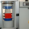 Das Bild zeigt die Druck- und Biegeprüfmaschine im Labor für Baustoffe.