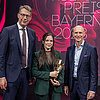Das Bild zeigt zwei Männer und eine Frau bei der Verleihung des Bayerischen Kulturpreises.