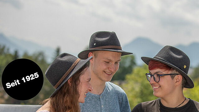 Studierende aus Rosenheim mit Hut vor Alpenpanorama