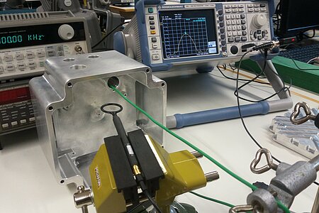 Messung der magnetischen Schirmdämpfung an einem Motorgehäuse