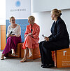 Das Bild zeigt die Professorinnen Sandra Bley und Sabine Ittlinger in einem Interview.