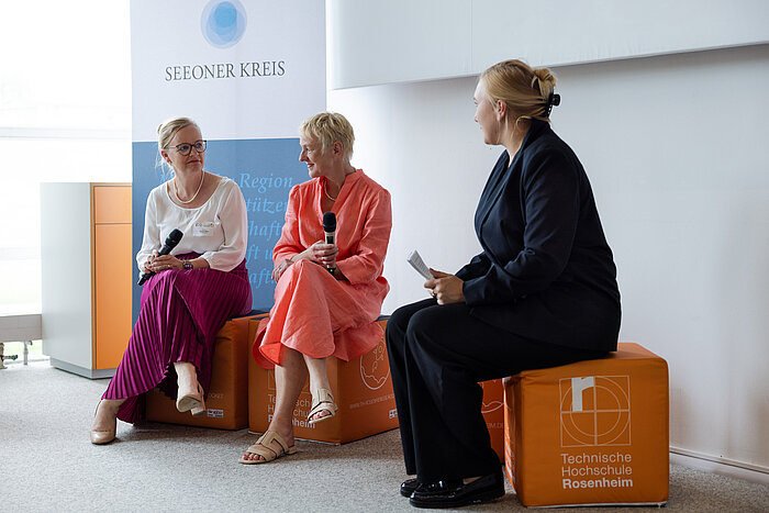 Das Bild zeigt die Professorinnen Sandra Bley und Sabine Ittlinger in einem Interview.