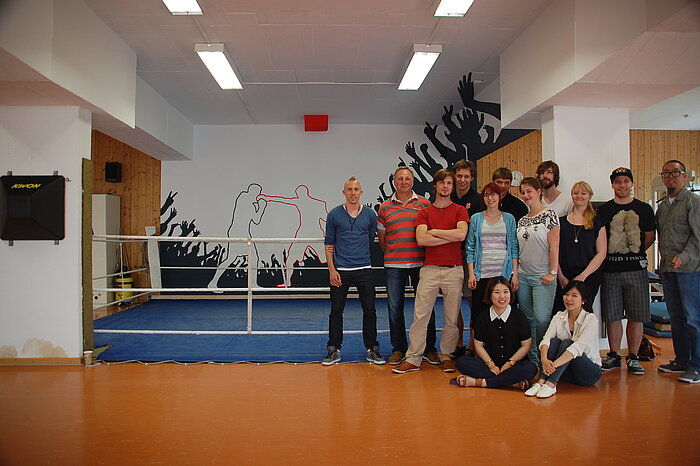 Prof. Linn Song mit Studierenden, Projektinitiator und Box-Trainer