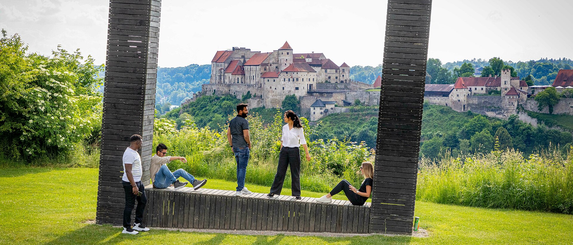 [Translate to English:] Studierende vor der Burg Burghausen