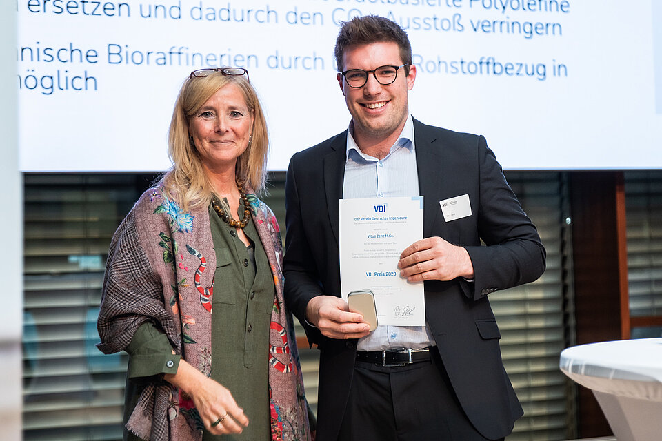 Das Bild zeigt Professorin Dr. Britta Bolzern-Konrad neben dem Preisträger Vitus Zenz.