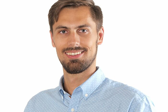 Auf dem Portraitfoto ist Alexander Kojer, ausgezeichnet mit dem Kulturpreis Bayern 2022,  zu sehen.