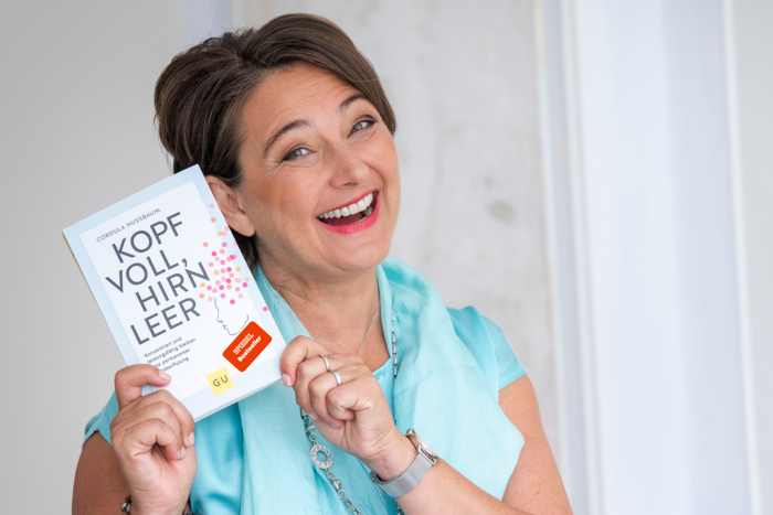 SPIEGEL-BESTSELLER Autorin Cordula Nussbaum mit ihrem Buch Kopf voll, Hirn leer