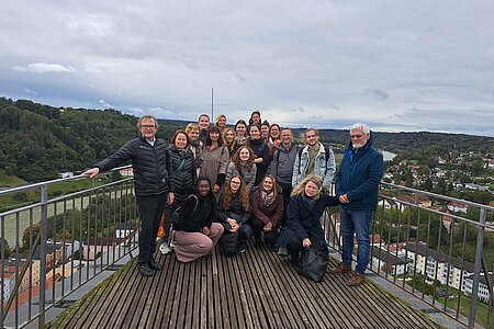 [Translate to English:] Gruppe steht auf dem Dach der Burg in Burghausen