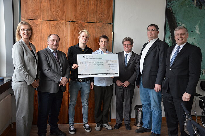 Das Gewinnerteam bei der Preisverleihung mit den Professoren und Gästen der Jury.