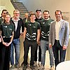 Das Bild zeigt Studierende der TH Rosenheim zusammen mit Rosenheims Oberbürgermeister Andreas März.