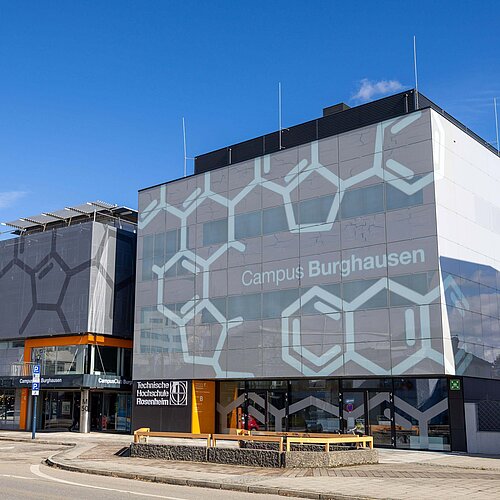 Außenansicht auf die Gebäude B und C des Campus Burghausen