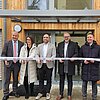 Das Bild zeigt eine Gruppe von Personen bei der Eröffnung des Studierendenwohnheims in Traunstein.