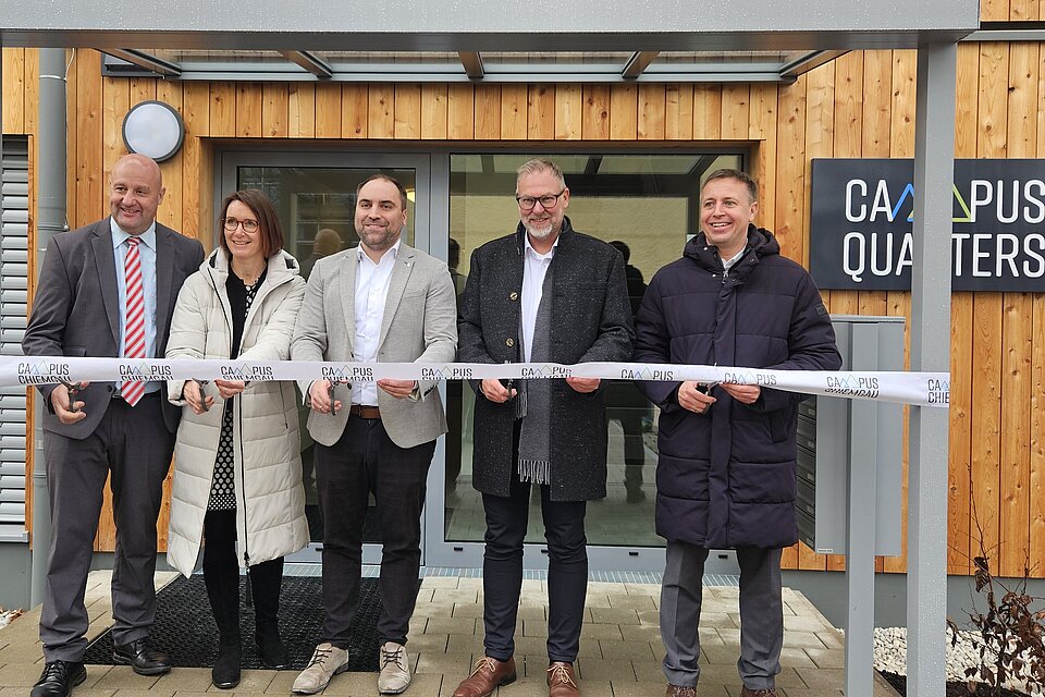 Das Bild zeigt eine Gruppe von Personen bei der Eröffnung des Studierendenwohnheims in Traunstein.