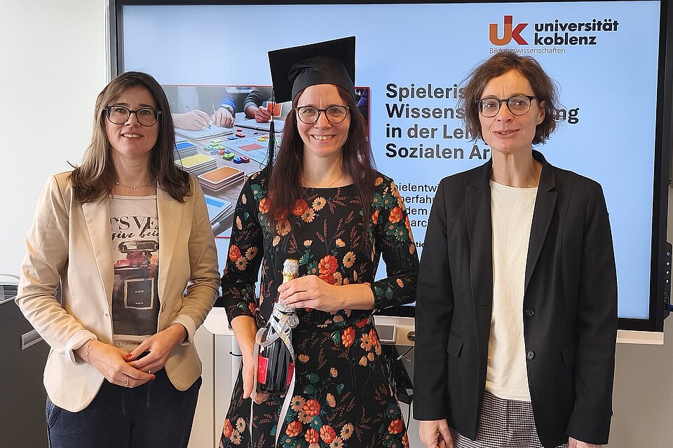 Das Bild zeigt Promovendin Petra Fuchs, Professorin Edeltraud Botzum und Professorin Wiebke Waburg