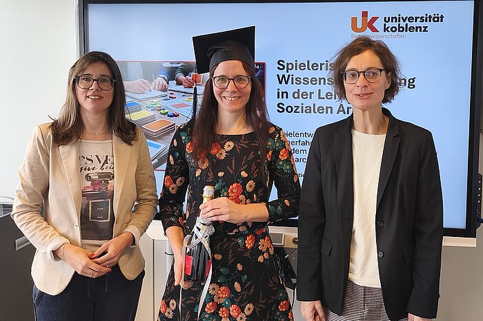 Das Bild zeigt Promovendin Petra Fuchs, Professorin Edeltraud Botzum und Professorin Wiebke Waburg