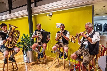Das Bild zeigt die "Hinterseer Musikanten" beim Festakt der TH Rosenheim im Foyer des KuKo.