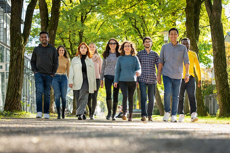 Students walking at Campus Rosenheim