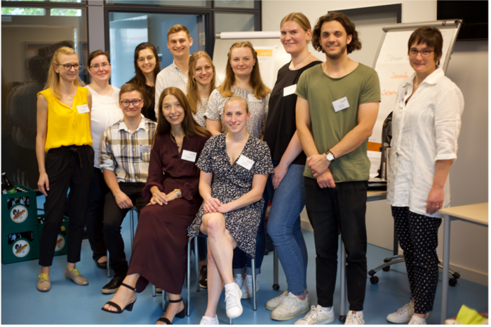 Prof. Dr. Lüftl und Carola Nick mit den Studierenden des Studiengangs Pflege (B.Sc.)