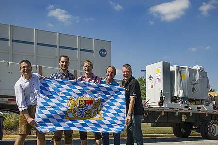 NIRSpec in seinem Transportcontainer mit dem Airbus Team vor dem Goddard Space Flight Center