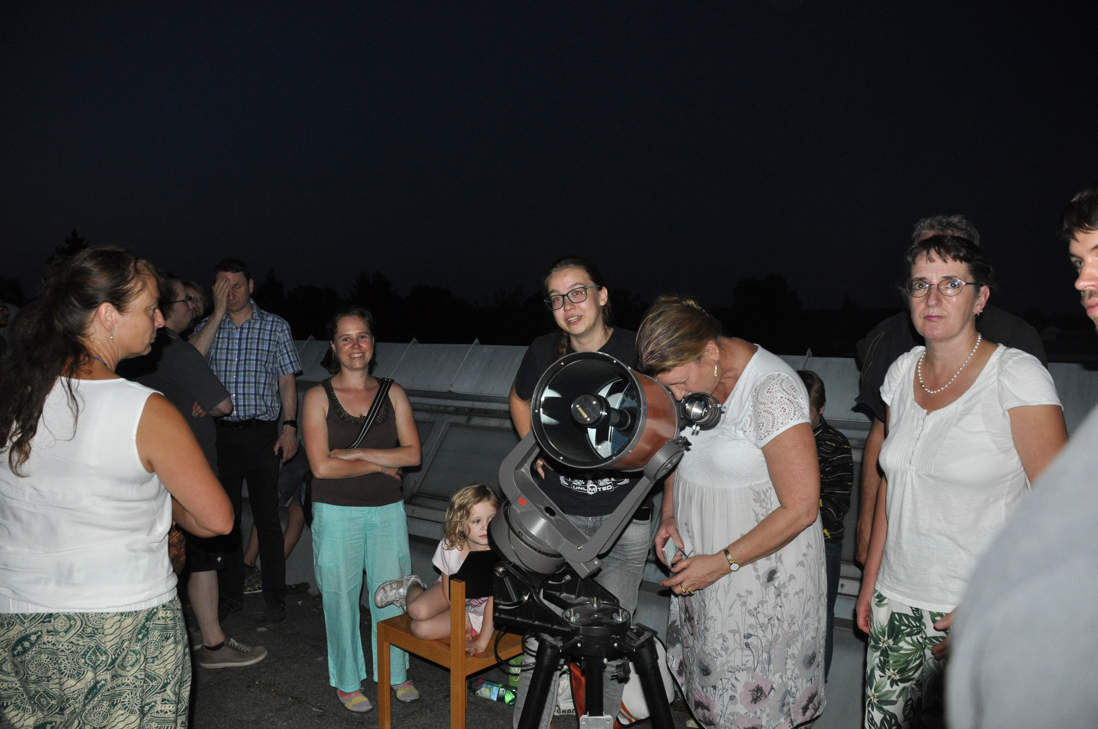 Besucher beobachten die Mondfinsternis