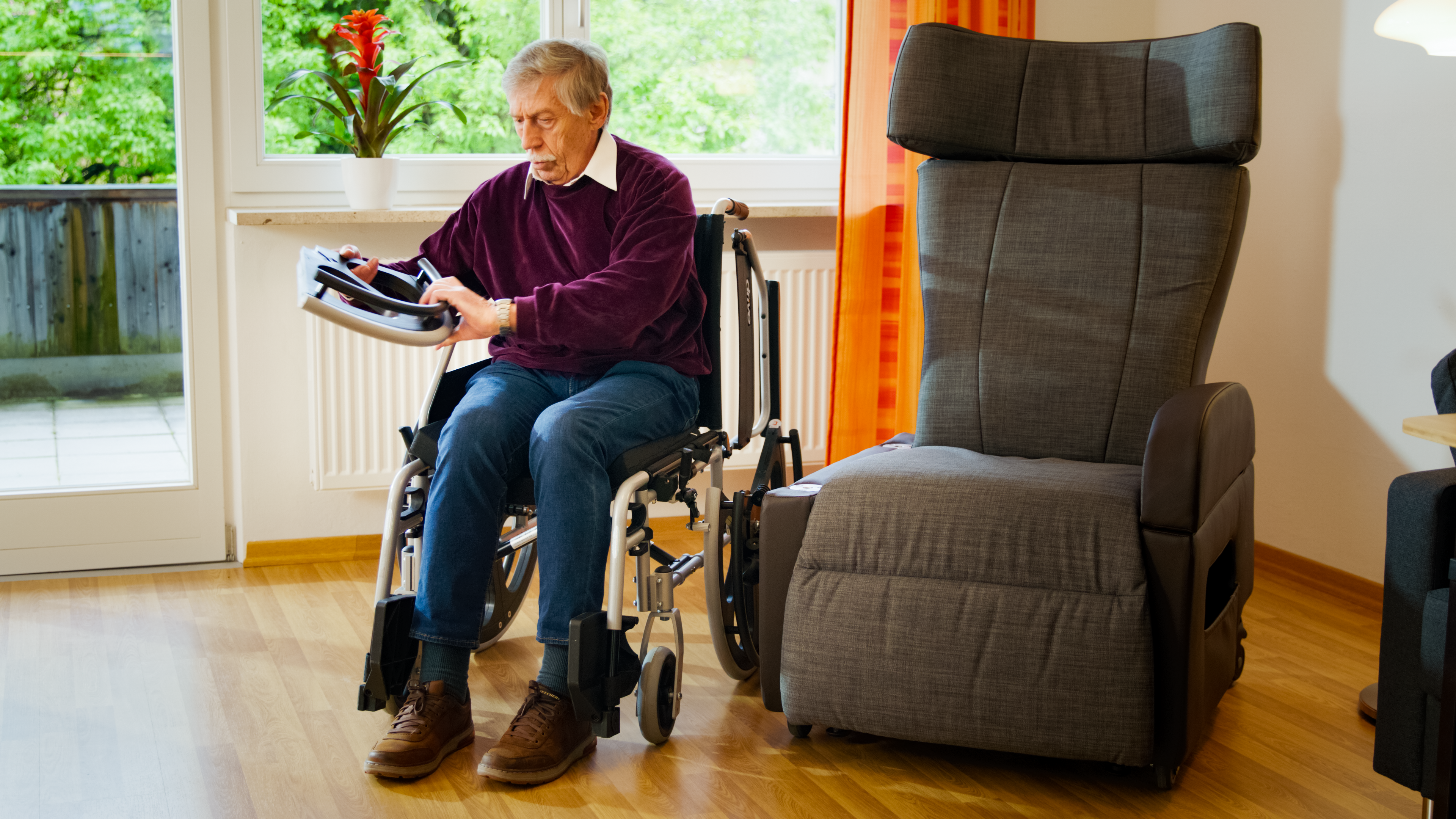 Ein teilbares Rollstuhlrad macht Transfers leichter